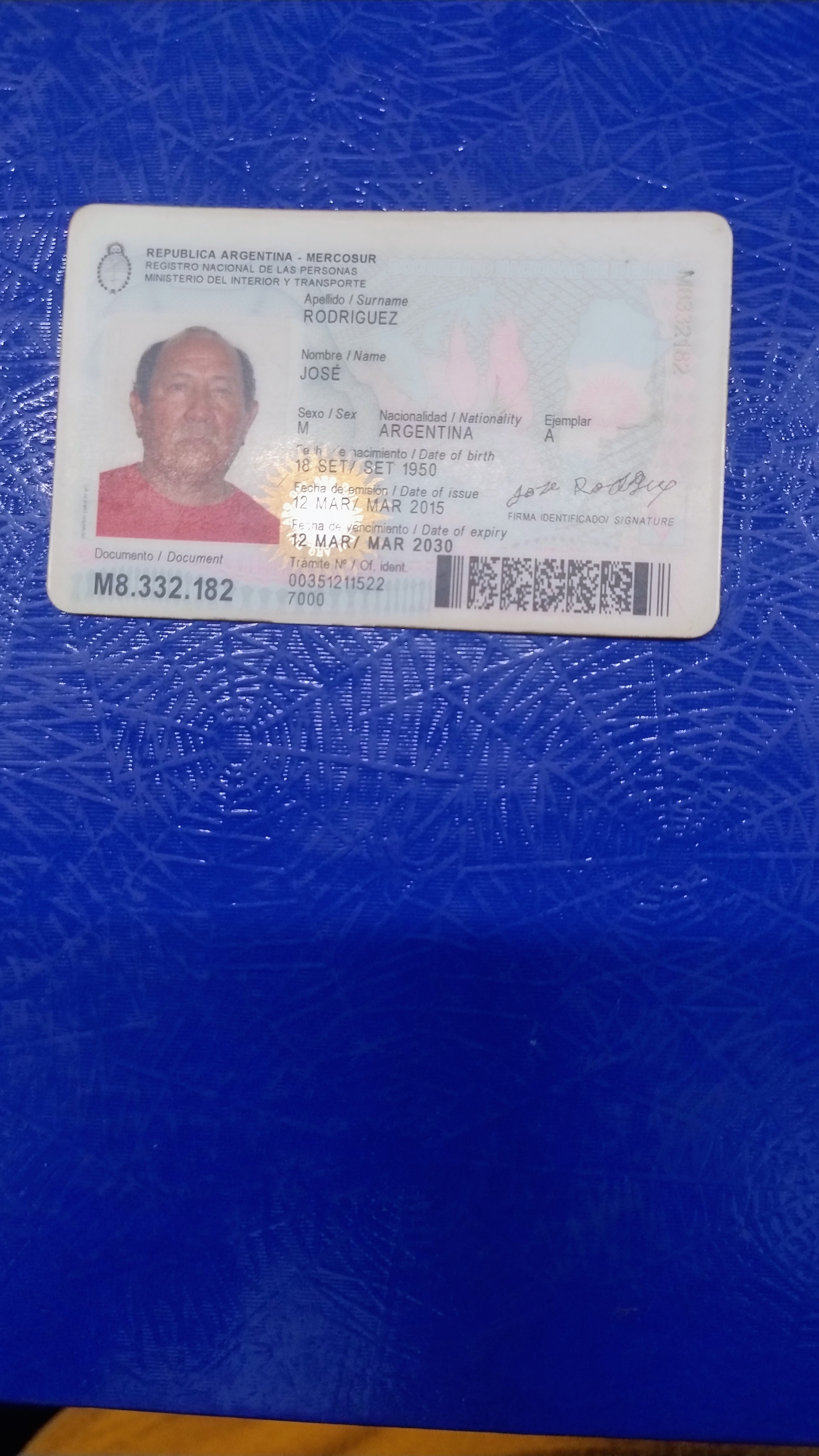 Imagen de ambas caras del último documento de identidad del solicitante o apoderado (o de todas las páginas si es DNI libreta, LC o LE)